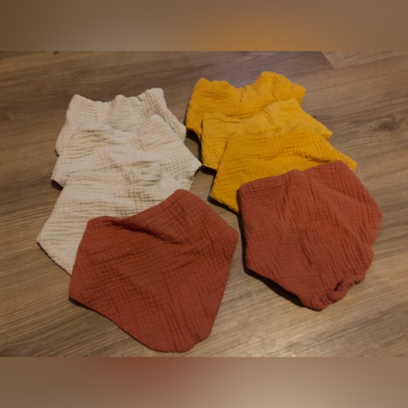 🪻 8 Bibs - Picture 1 of 3